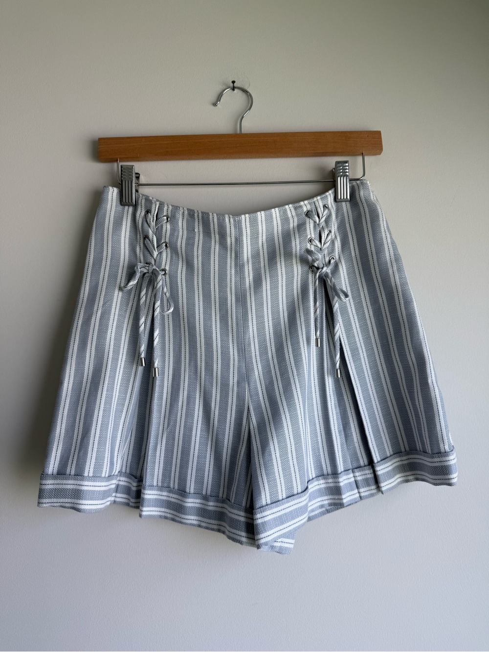 Club Monaco Ditmas High Rise Lace Up Striped Shorts Size 4 - Picture 2 of 9